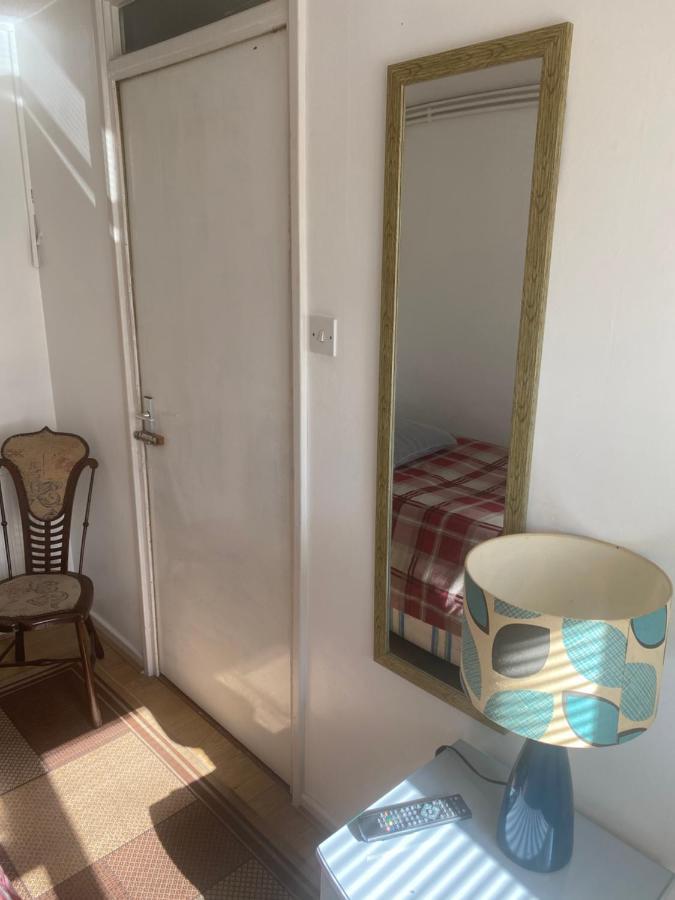 Travelling Stop Apartment Swindon Exterior foto